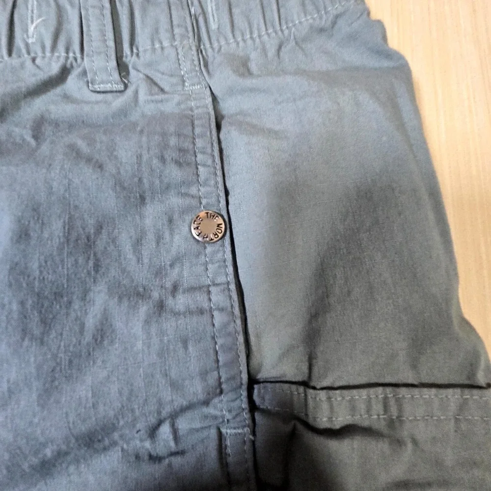 The North Face Shorts Mens Small‎ Gray Cargo Pockets Logo Elastic Waist Classic